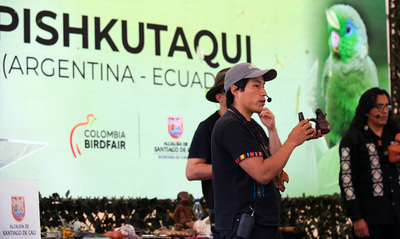 &lsquo;Colombia Birdfair&rsquo; se tom&oacute; la Plaza de Cayzedo: cale&ntilde;os y visitantes aprendieron sobre aves en el primer d&iacute;a del evento
