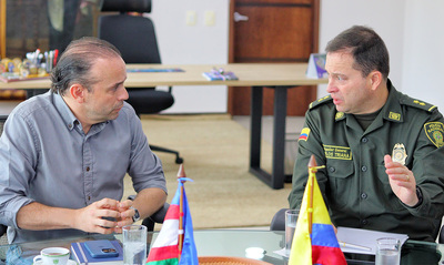El nuevo director de la Polic&iacute;a Nacional elige a Cali para su primera visita oficial: respalda los esfuerzos de seguridad del alcalde Alejandro Eder