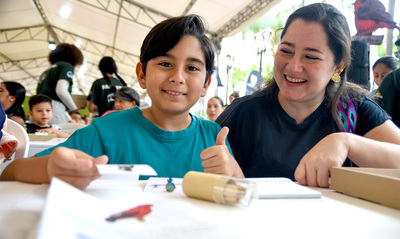 Culmin&oacute; con gran &eacute;xito la &lsquo;Colombia Birdfair&rsquo;: familias y ni&ntilde;os colmaron la Plaza de Cayzedo para aprender sobre aves y conservaci&oacute;n de especies