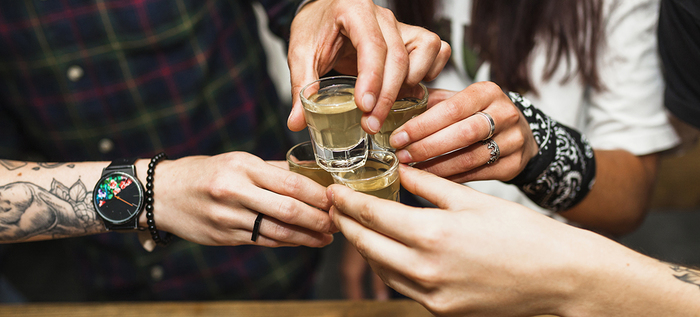 Evite riesgos de salud por consumo de alcohol adulterado