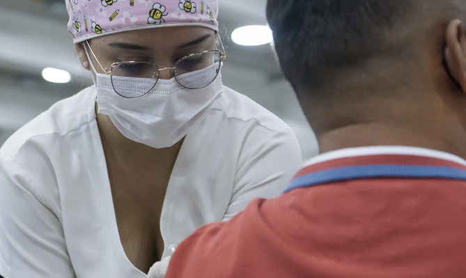 Ante las variaciones clim&aacute;ticas, el mejor escudo es vacunarse contra COVID-19 e Influenza