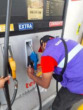 Selladas dos mangueras de combustible en una estaci&oacute;n de gasolina