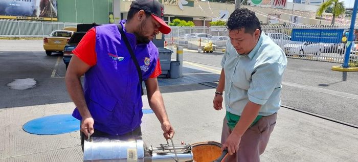 Selladas dos mangueras de combustible en una estaci&oacute;n de gasolina