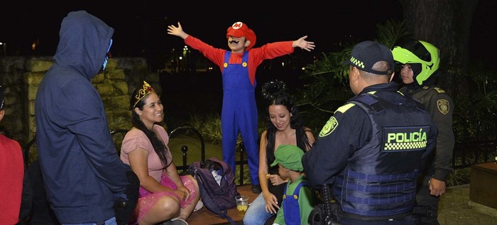 Acompa&ntilde;amiento de las autoridades durante jornada del Halloween en zonas tradicionales de celebraci&oacute;n