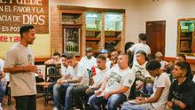 300 j&oacute;venes barberos de zonas vulnerables de Cali son los nuevos  gestores de la reconciliaci&oacute;n