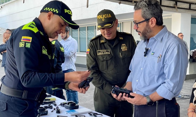 Alcald&iacute;a de Cali renueva el sistema de comunicaciones de la Polic&iacute;a Metropolitana: se entrega primer lote de 465 radios para los cuadrantes