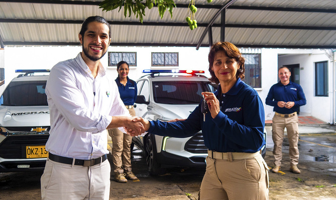 Con la entrega de dos veh&iacute;culos a Migraci&oacute;n Colombia, Alcald&iacute;a de Cali fortalece apoyo al trabajo de este organismo en la ciudad