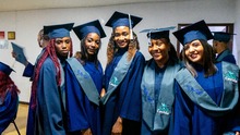 56 j&oacute;venes de &lsquo;En La Buena&rsquo;, el programa de prevenci&oacute;n de violencia de la Alcald&iacute;a de Cali, se graduaron como bachilleres