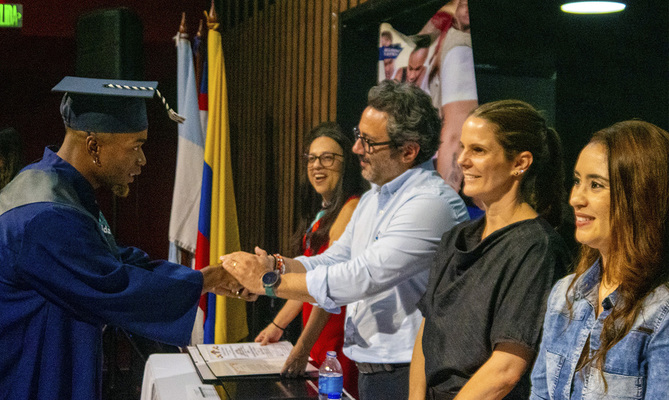 56 j&oacute;venes de &lsquo;En La Buena&rsquo;, el programa de prevenci&oacute;n de violencia de la Alcald&iacute;a de Cali, se graduaron como bachilleres