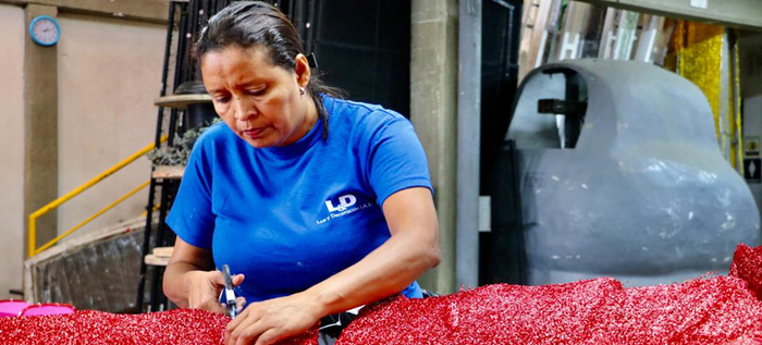 Madres cabeza de familia, las artesanas del Alumbrado Navide&ntilde;o