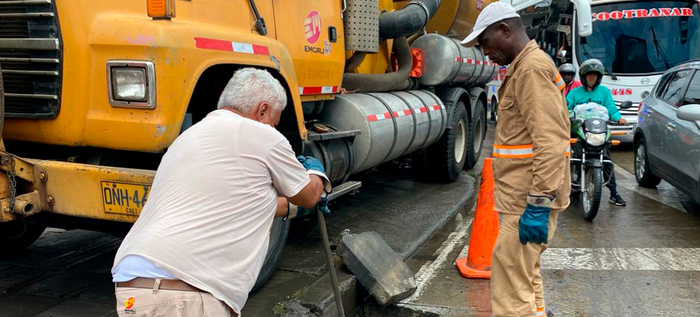 Emcali despliega operativos para evacuar aguas lluvias y restablecer  los servicios de energ&iacute;a y acueducto