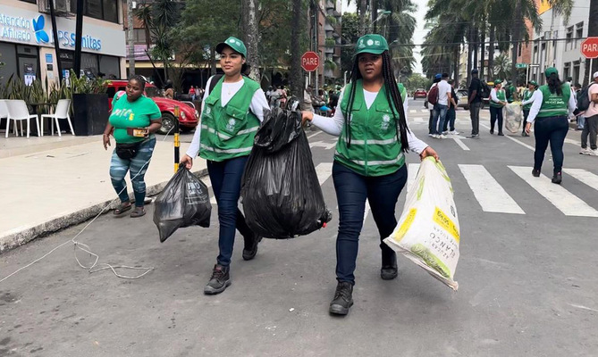 Tras la manifestaci&oacute;n pac&iacute;fica de la minga Cali, 30 &lsquo;Promotores Mi Cali Bella&rsquo; lideraron la limpieza en un sector del barrio Versalles