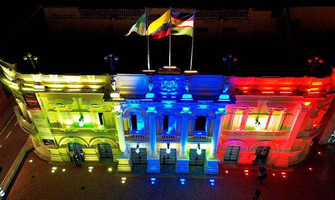 Diez hitos de Cali se iluminan de amarillo, azul y rojo para conmemorar  la Batalla de Boyac&aacute;