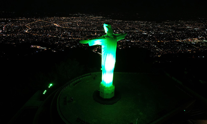La &lsquo;sucursal del cielo&rsquo; se ilumina de verde en homenaje a la COP16