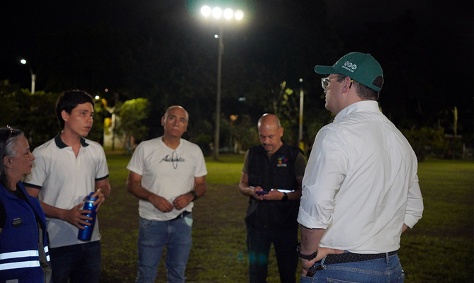 El parque de La Flora recuper&oacute; su iluminaci&oacute;n: espacios para las  familias son prioridad del alcalde Alejandro Eder