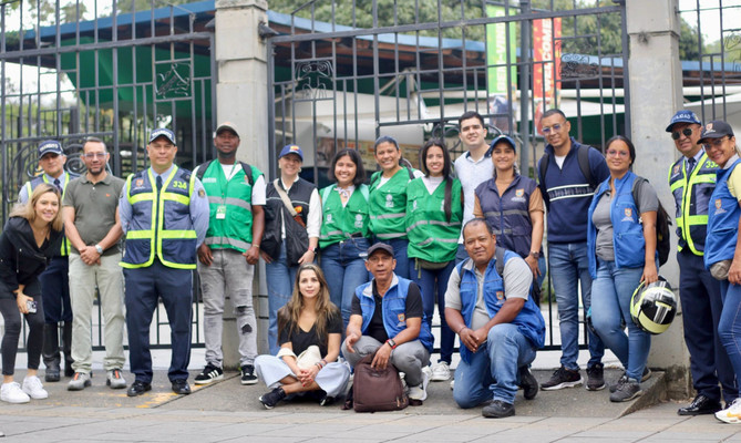 Promotores &lsquo;Mi Cali Bella&rsquo; y ciudadanos se unieron en jornada de acci&oacute;n ambiental en el barrio Santa Teresita