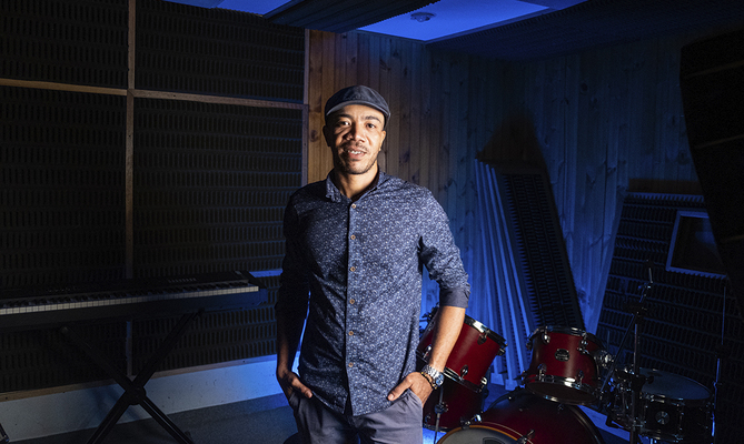 Los ritmos afrolatinos de Lander Rinc&oacute;n, sonando en los estudios de grabaci&oacute;n de Takeshima