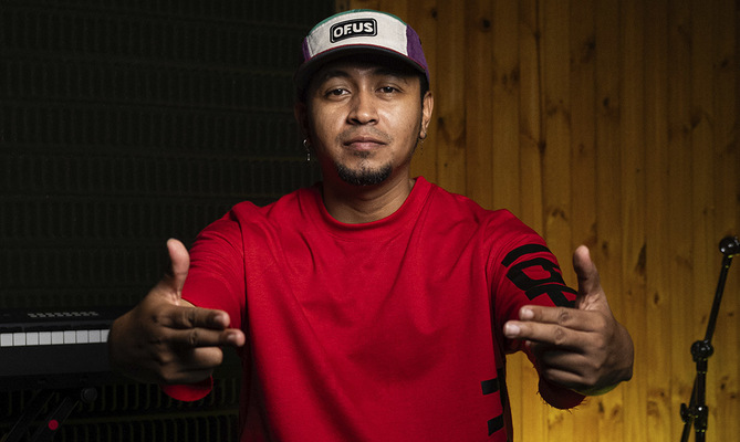 &lsquo;El poeta maldito MC&rsquo;: rap en palabras, poes&iacute;a en acci&oacute;n