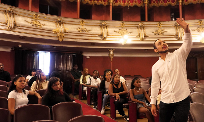 Descubre c&oacute;mo programar tu visita guiada al Teatro Municipal Enrique Buenaventura