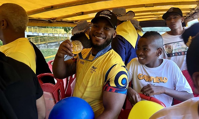 El medallista ol&iacute;mpico Yeison L&oacute;pez fue recibido en el &lsquo;Bus Tur&iacute;stico Cali 488 a&ntilde;os&rsquo;