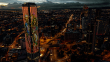 Cali adorn&oacute; la Torre Colpatria con invitaci&oacute;n para turistas a venir la Feria de Cali, donde debes estar, y conocer la Sucursal del Cielo en 2025