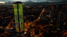 Cali adorn&oacute; la Torre Colpatria con invitaci&oacute;n para turistas a venir la Feria de Cali, donde debes estar, y conocer la Sucursal del Cielo en 2025