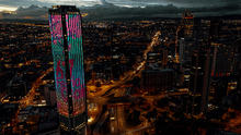 Cali adorn&oacute; la Torre Colpatria con invitaci&oacute;n para turistas a venir la Feria de Cali, donde debes estar, y conocer la Sucursal del Cielo en 2025