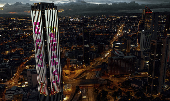Cali adorn&oacute; la Torre Colpatria con invitaci&oacute;n para turistas a venir a la Feria de Cali, donde debes estar, y conocer la Sucursal del Cielo en 2025