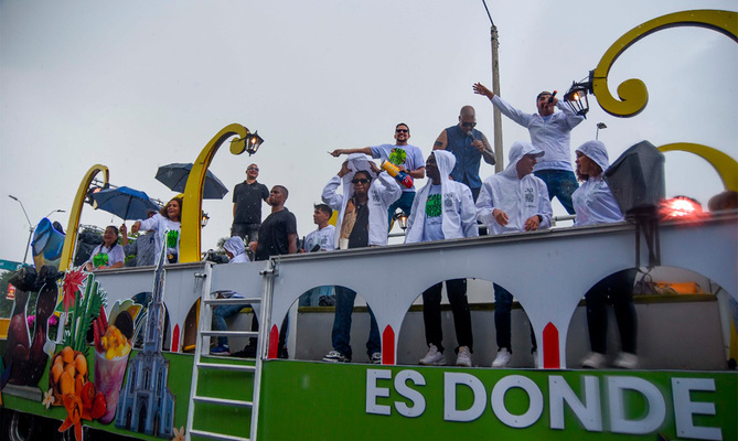 Secretar&iacute;a de Turismo de Cali cerr&oacute; con broche de oro su participaci&oacute;n en los desfiles de la Feria de Cali 2024 con la carroza &lsquo;Cali es donde debes estar&rsquo;