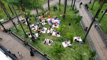 Culmin&oacute; con gran &eacute;xito la &lsquo;Colombia Birdfair&rsquo;: familias y ni&ntilde;os colmaron la Plaza de Cayzedo para aprender sobre aves y conservaci&oacute;n de especies