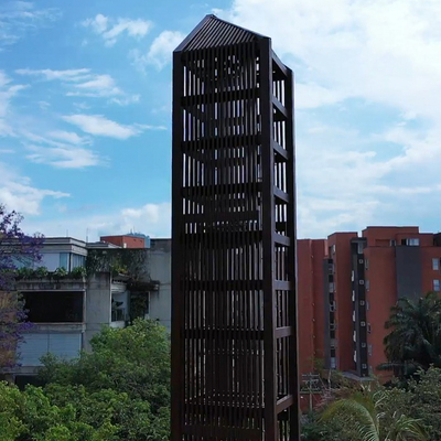 H&aacute;bitat Senderos sorprende con la instalaci&oacute;n de majestuosos obeliscos de 19 metros de altura