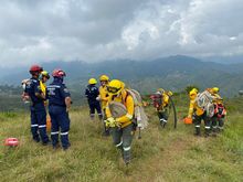 Bomberos hacen presencia en obra de Cristo Rey