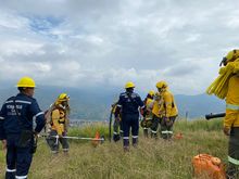 Bomberos hacen presencia en obra de Cristo Rey