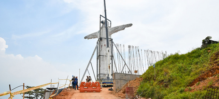 El Cristo de Cali se sostendr&aacute; solo: Secretar&iacute;a de Vivienda retir&oacute; estructura met&aacute;lica de apoyo