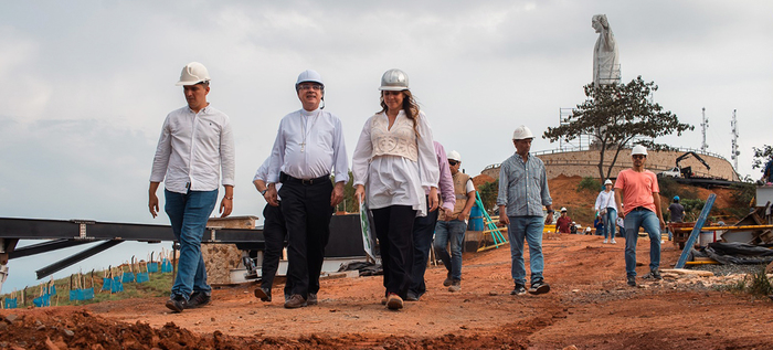Monse&ntilde;or Luis Fernando Rodr&iacute;guez se conmociona por la renovaci&oacute;n de la casa del Cristo cale&ntilde;o
