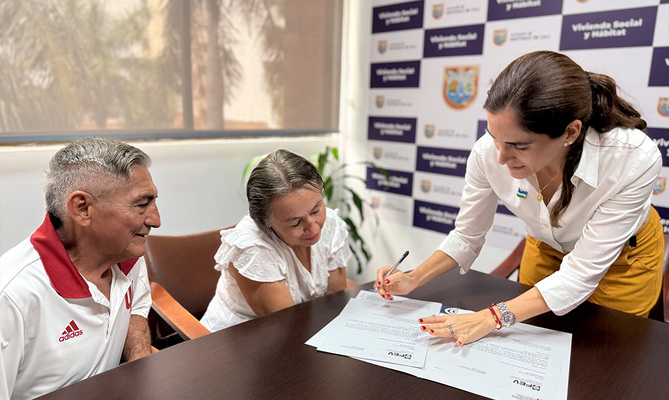 Alcald&iacute;a de Cali entrega t&iacute;tulo de propiedad a vecina del barrio Comuneros I, tras 43 a&ntilde;os de espera