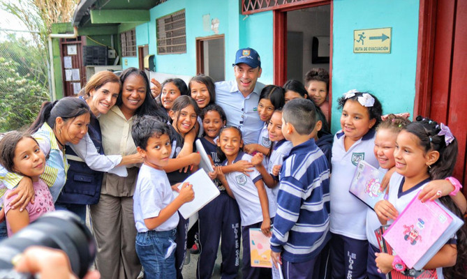 &iexcl;Con certificado en mano! Familias de la comuna 1 del barrio Vista Hermosa reciben por parte del alcalde la garant&iacute;a de que su vivienda ser&aacute; mejorada antes de terminar el a&ntilde;o